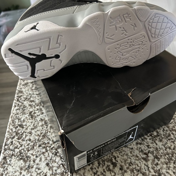 Authentic Air Jordan 9 Retro (brand new never worn) Size 7.5